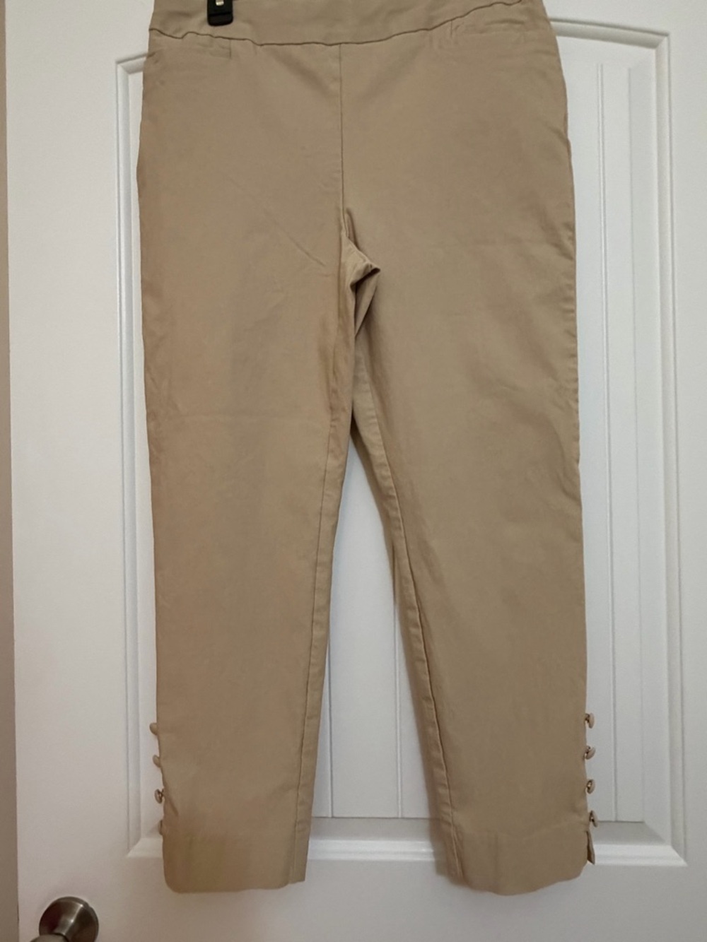 Chico's Sz 2.5 R (14R) tapered leg stretch Pants decorative buttons cream color